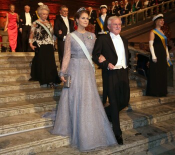 I 2015: Prinsesse Madeleine arm i arm med nobelprisvinner i kjemi, Paul Modrich, på vei inn til Nobelbanketten. Foto: AFP/ NTB scanpix I 2015: Prinsesse Madeleine arm i arm med nobelprisvinner i kjemi, Paul Modrich, på vei inn til Nobelbanketten. Foto: AFP/ NTB scanpix